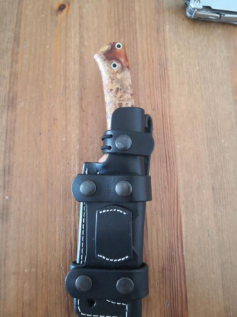 Cuchillo artesanal en acero 80crv2 emcabado en una preciosa madera estabilizada con separadores rojos 00