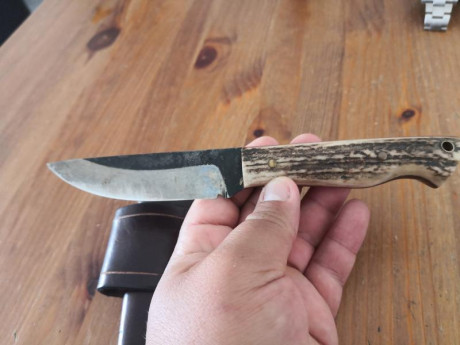 Cuchillo artesanal dakka en acero k110 y emcabado en asta de ciervo con separadores rojos 10 cm de hoja 02