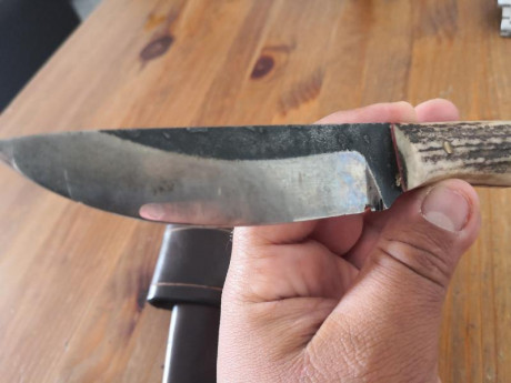 Cuchillo artesanal dakka en acero k110 y emcabado en asta de ciervo con separadores rojos 10 cm de hoja 00