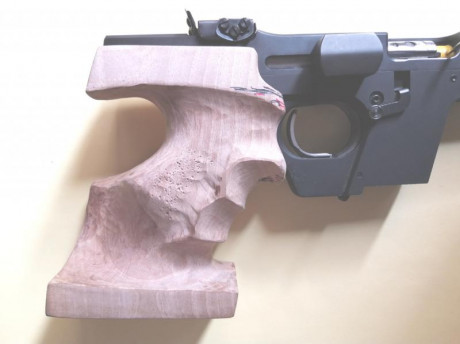 Hola amigos:
Os presento mi último "brico"... una empuñadura a medida para una Walther GSP hecha 02