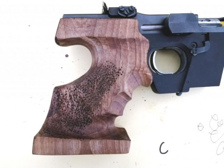 Hola amigos:
Os presento mi último "brico"... una empuñadura a medida para una Walther GSP hecha 21
