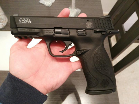 Vendo Pistola Smith and Wessom modelo mp22 es del calibre 22 lr maletin original y un cargador. El arma 02