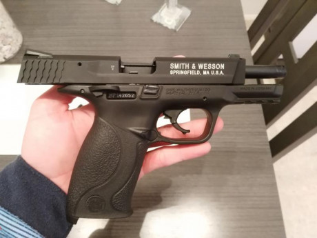 Vendo Pistola Smith and Wessom modelo mp22 es del calibre 22 lr maletin original y un cargador. El arma 01