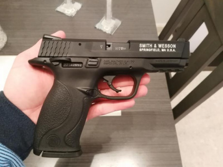 Vendo Pistola Smith and Wessom modelo mp22 es del calibre 22 lr maletin original y un cargador. El arma 00