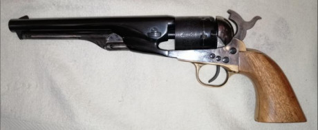 Se venden dos revólveres de avancarga, copias italianas de un Colt 1861, calibre .36 (Uberti), y de un 00