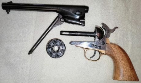 Se venden dos revólveres de avancarga, copias italianas de un Colt 1861, calibre .36 (Uberti), y de un 11
