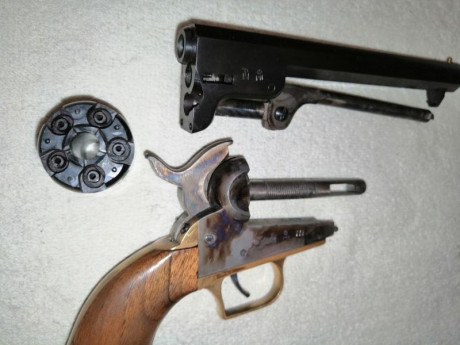 Se venden dos revólveres de avancarga, copias italianas de un Colt 1861, calibre .36 (Uberti), y de un 20
