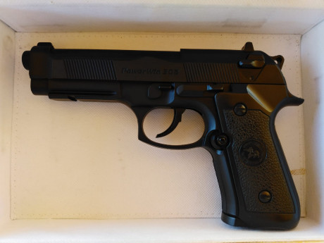 Vendo Pistola Beretta de Airsoft, funciona con cartuchos de CO2 de 12g y BB s(bolas) de P. V. C de 6mm, 01