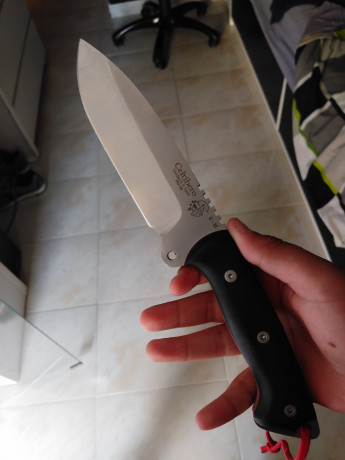 Vendo J&V Celtíbero en G-10 negro con funda de cordura, totalmente nuevo a estrenar, no ha cortado 00