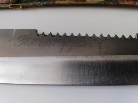 Cuchillo THE LAST FIGHTER. Tiene señales de uso normal. La funda no esta en perfecto estado, tiene algunos 02