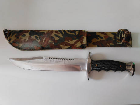 Cuchillo THE LAST FIGHTER. Tiene señales de uso normal. La funda no esta en perfecto estado, tiene algunos 01