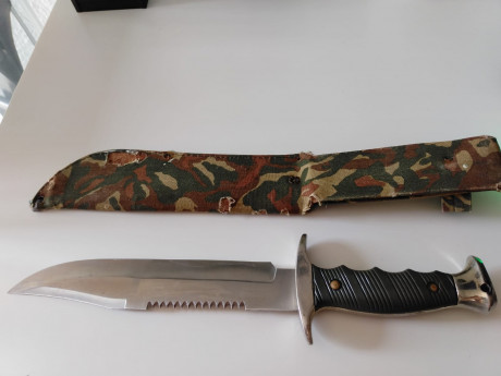 Cuchillo THE LAST FIGHTER. Tiene señales de uso normal. La funda no esta en perfecto estado, tiene algunos 00