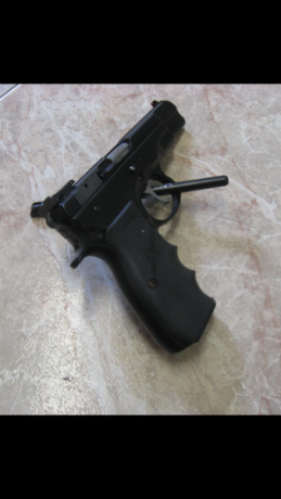 Vendo pistola CZ-75B calibre 9mm, ( fuego real ) 

Características: 
Alza micrométrica ajustable, punto 00