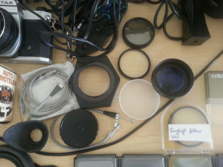 Vendo este conjunto de camara analogica Pentax y diferentes accesorios, todos en buen estado y funcionamiento 01
