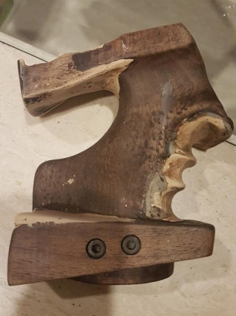 Buenas a todos,

Pues eso, que vendo cacha para pistola Steyr modelo LP10 talla XS y retocada con masilla 00