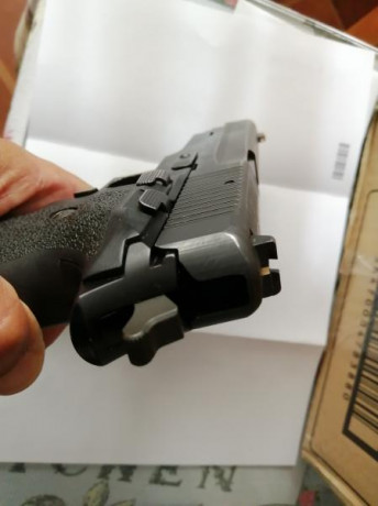P226 EN PERFECTO FUNCIONAMIENTO, CON 3 CARGADORES, ESTUCHE Y LIBRO ORIGINAL, SOLO TIENE UNOS PEQUEÑOS 01