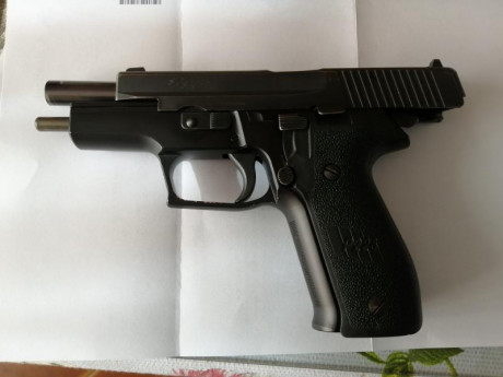 P226 EN PERFECTO FUNCIONAMIENTO, CON 3 CARGADORES, ESTUCHE Y LIBRO ORIGINAL, SOLO TIENE UNOS PEQUEÑOS 00