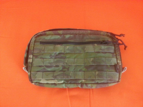 Ideal para senderismo, airsoft o como bolsa de tiro, en el interior lleva para dos portacargadores, numerosos 02
