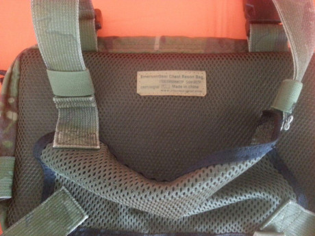 Ideal para senderismo, airsoft o como bolsa de tiro, en el interior lleva para dos portacargadores, numerosos 00