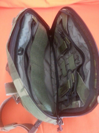 Ideal para senderismo, airsoft o como bolsa de tiro, en el interior lleva para dos portacargadores, numerosos 11