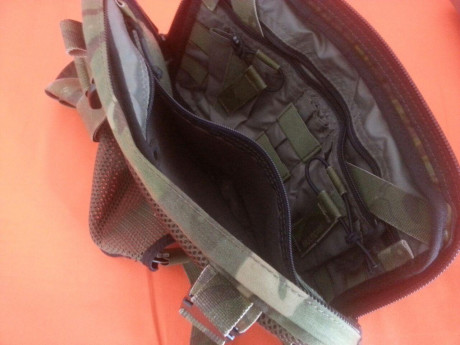 Ideal para senderismo, airsoft o como bolsa de tiro, en el interior lleva para dos portacargadores, numerosos 10