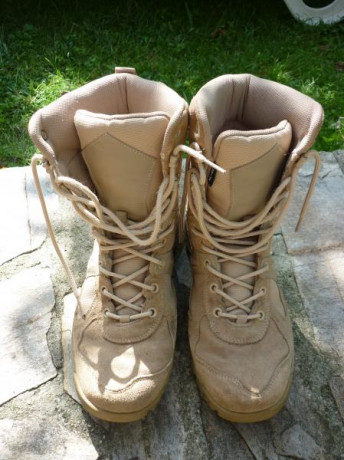 Vendo estas botas con una semana de uso, son un 43.
No tienen rotos ni descosidos ni manchas.

Bota de 02