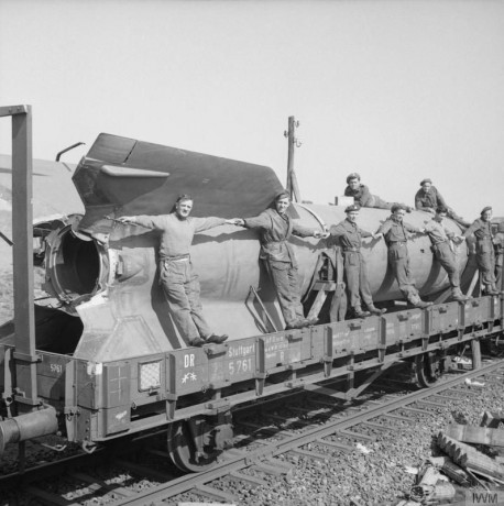 Hola:

Normalmente nos olvidamos de los ferrocarriles en la guerra.

Los alemanes hacia 1941 diseñaron 52