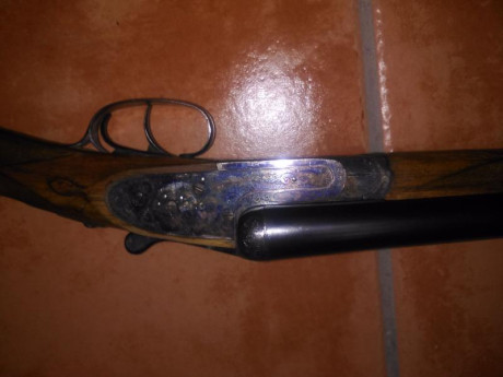 Vendo escopeta paralela calibre 12 marca Victor Sarasketa en muy buen estado. Tiene en la culata grabados 40
