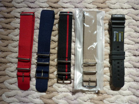 Vendo estas 5 correas en 22 mm, son 4 natos (roja, azul marino, coyote y negra con franja roja), la azul 00