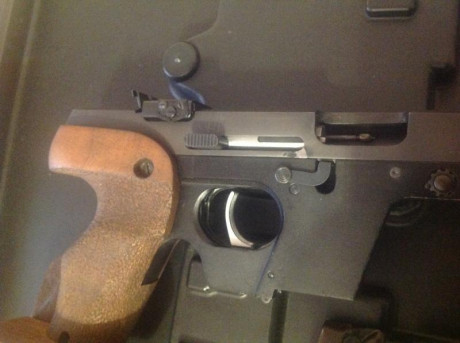 Vendo una pistola Walther GSP con el carro del .22. Se entrega con su maletín, instrucciones, dos cargadores 01