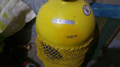 Hola  . Vendo botella de buceo  del año 2009 ,  es de 10 o 15 litros no lo veo y no me acuerdo  , no se 01