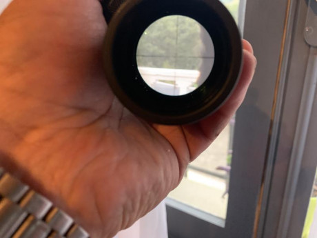 Pues esta por casa hace tiempo que no lo uso 
Es de tubo de 30 tiene ligeras marcas de las anillas 
Reticula 00