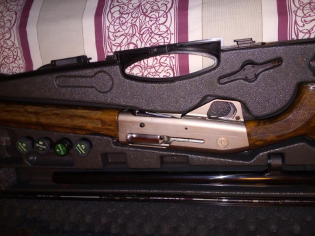Escopeta de caza Browning, made in Herstal año 1977. Peso: 3,240kg. El conjunto báscula-culata, prácticamente 90