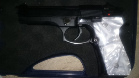Vendo pistola beretta 92fs Estado impecable cómo nueva cachar de diseño nacarina 450 euros 606500825. 01