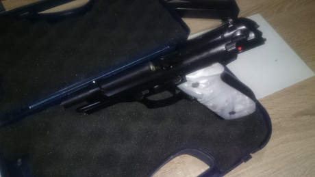 Vendo pistola beretta 92fs Estado impecable cómo nueva cachar de diseño nacarina 450 euros 606500825. 00