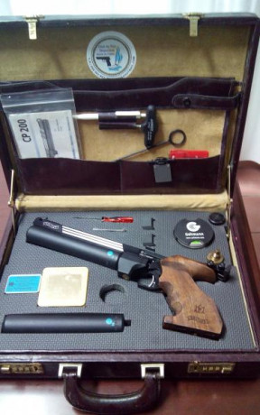 VENDO pistola de aire comprimido de competición, cal. 4,5 mm,  marca WALTHER, mod. CP 200, de CO2.
Maletin 01