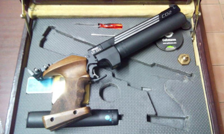 VENDO pistola de aire comprimido de competición, cal. 4,5 mm,  marca WALTHER, mod. CP 200, de CO2.
Maletin 00