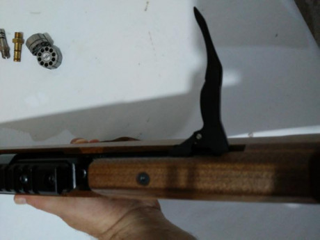  Hola se vende esta carabina PCP por ahora si es posible venta directa en la zona de Cádiz para que la 02