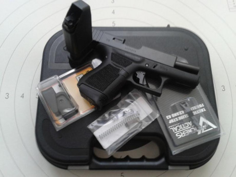 HOLA:
Vendo GLOCK 43 calibre 9 Parabellum.
El arma está  NUEVA .Comprada en Febrero de este año.Con unos 12