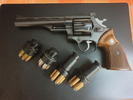Vendo revolver Llama SúperComanche calibre 357mg de 6 pulgadas,armazón grande como si fuese un 44 mg,impecable, 01