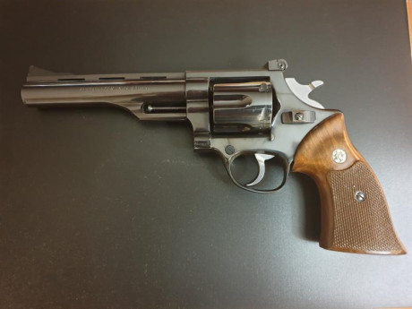 Vendo revolver Llama SúperComanche calibre 357mg de 6 pulgadas,armazón grande como si fuese un 44 mg,impecable, 00