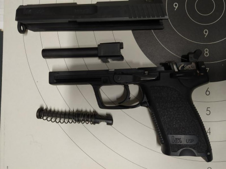 Afamada y fiable pistola, H&K USP del 9mm Parabellum. Tiene muy poco uso, la vende un compañero del 00