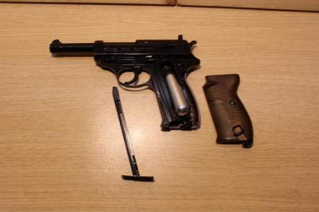 Calibre 4,5 (.177)  de CO2 (12g)
 blowback full metal 
cargador 20 BB
Fabricada por Walther
Muy cuidada 00