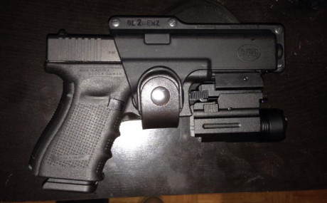 - Tres fundas, la táctica es para Glock 19, 23 y 32.
- Acople linterna/láser (válido para Glock 17, 19, 02