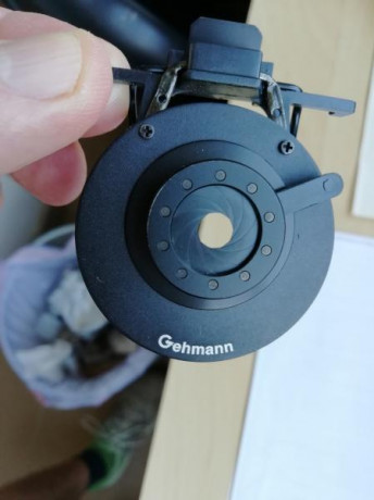 Vendo diafragma marca Gehmann. Se adapta a cualquier montura. Muy útil para precisión.



Saludos 02