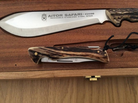 Buenos días 
Pongo a la venta este Pack Aitor con estuche de madera y en su interior un cuchillo Aitor 11