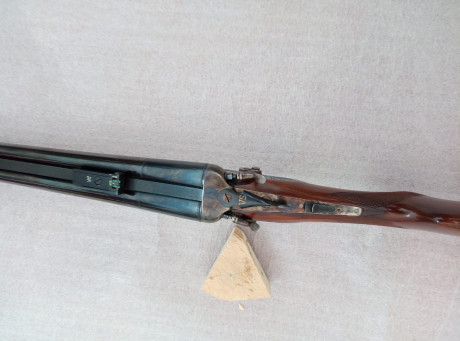 Se vende rifle express prácticamente nuevo con perrillos . Todo un clásico . Precio 1900 euros. Llamar 00