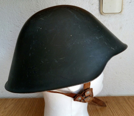 En venta este casco de la R.D.A  (República Democrática Alemana) versión sin remaches exteriores visibles.
https://www.cascoscoleccion.com/alemania/al66c.html
El 02