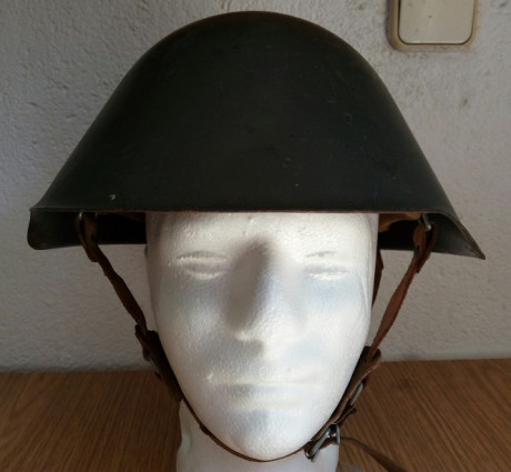 En venta este casco de la R.D.A  (República Democrática Alemana) versión sin remaches exteriores visibles.
https://www.cascoscoleccion.com/alemania/al66c.html
El 01