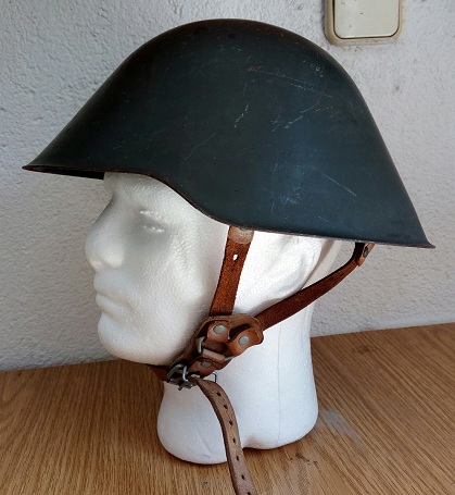 En venta este casco de la R.D.A  (República Democrática Alemana) versión sin remaches exteriores visibles.
https://www.cascoscoleccion.com/alemania/al66c.html
El 00